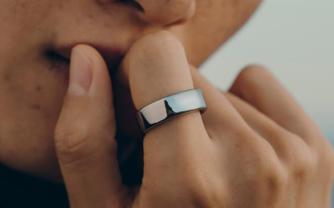 A person wearing a silver Oura Ring Gen3 Horizon