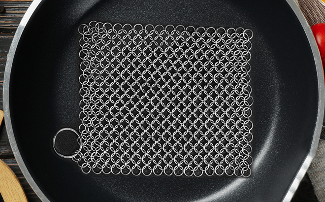 Amagabeli Cast Iron Rectangle Chain Metal Cleanerin a Pan