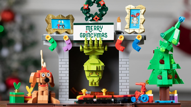 Brickcraft Grinch in Fireplace 591 Piece Building Kit