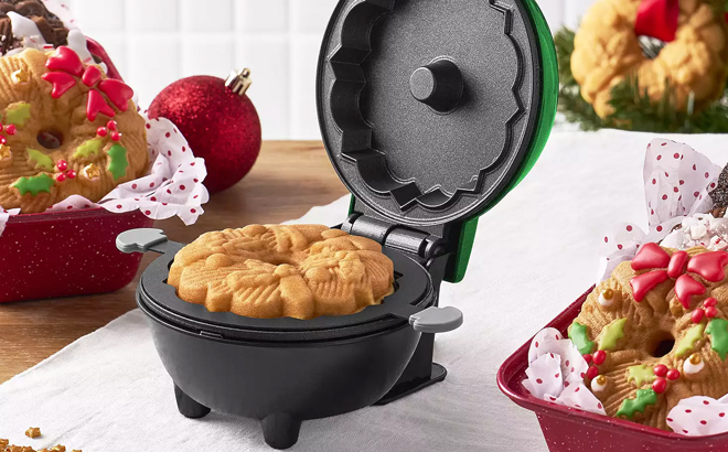 Dash Mini Wreath Bundt Maker