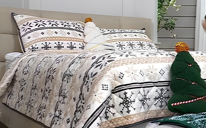 Home Reflections Holiday Printed Bed in Queen Size