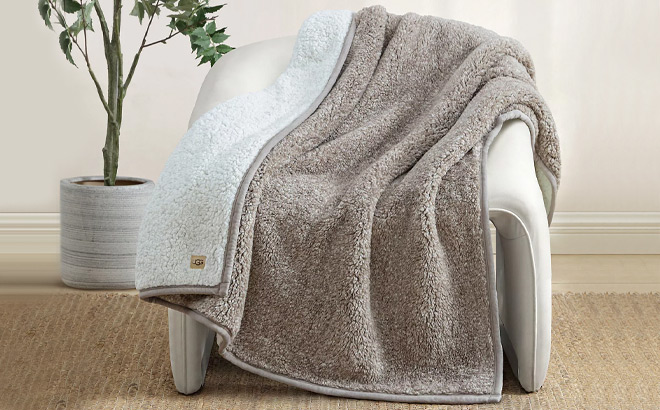 UGG Classic UGG Fluff Throw in Fawn Color