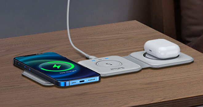 Wireless Charger 3 in 1 on the Table