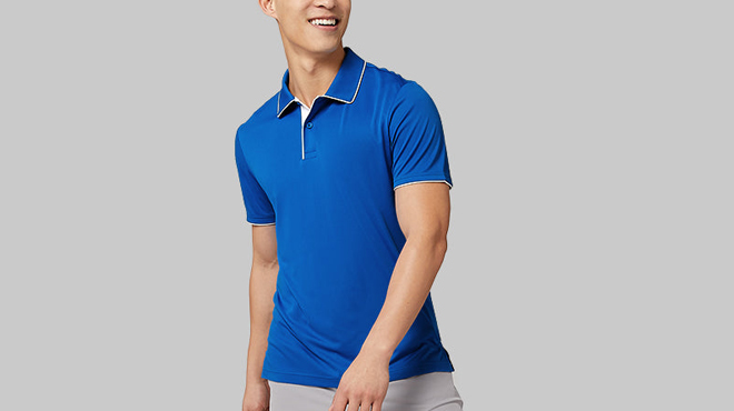 A man wearing a 32 Degrees Mens Stretch Flow Tipped Polo