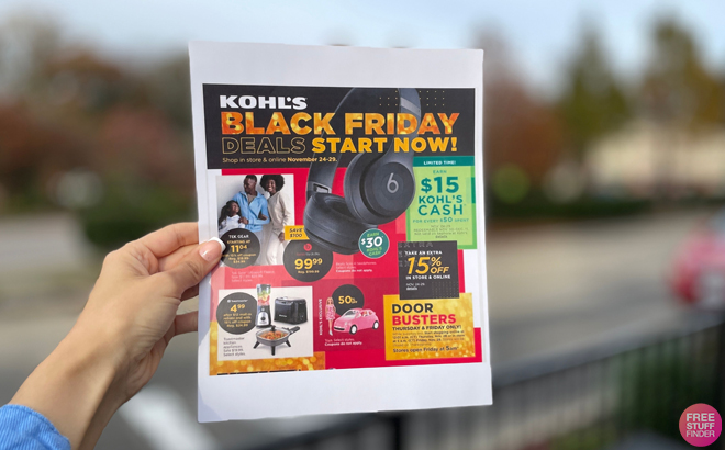 A person holindg a Kohls Black Friday Brochure 1