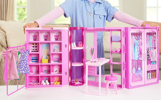 Barbie Dream Closet With Barbie Doll and Accessories