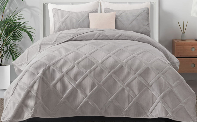 Exclusivo Mezcla 3 Piece King Quilt Set in Light Grey