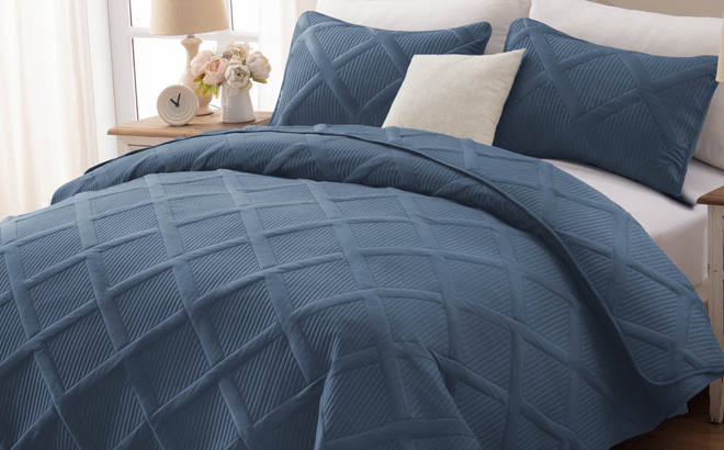 Exclusivo Mezcla 3 Piece King Quilt Set in Navy Blue