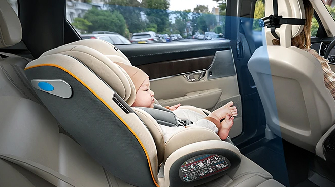 A baby sitting in a carseat monitored using a Itomoro Baby Car Camera