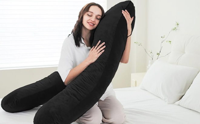 A lady hugging a Whatsbedding Pregnancy Pillow