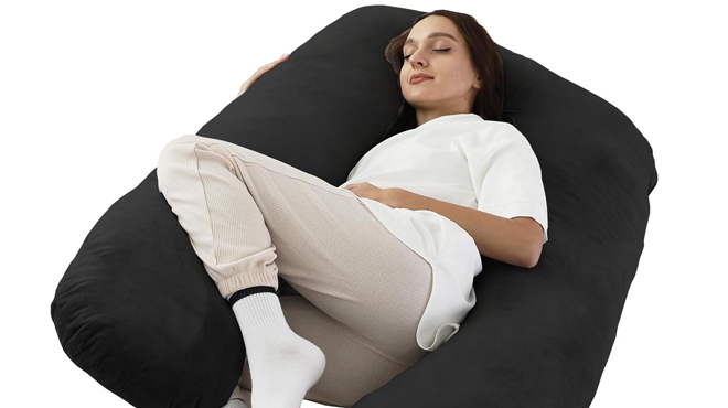 A lady sleeping on a Whatsbedding Pregnancy Pillow