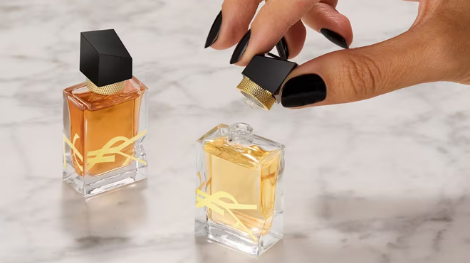 A person opening a cap of YSL Libre Eau de Parfum Mini Duo Set