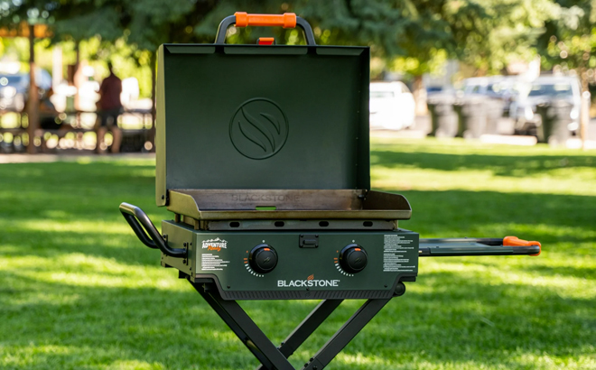 Blackstone Adventure Ready 2 Burner 22 Inch Propane Omnivore Griddle in Alpine Green