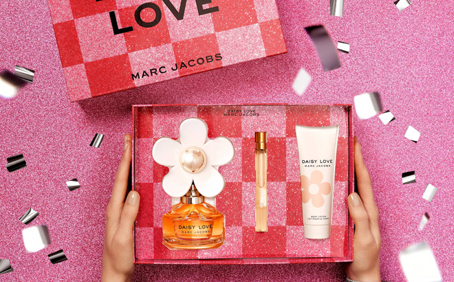 Marc Jacobs Daisy Love Eau De Toilette 3 Piece Holiday Gift Set