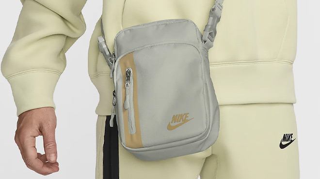 Nike Elemental Premium Crossbody Bag