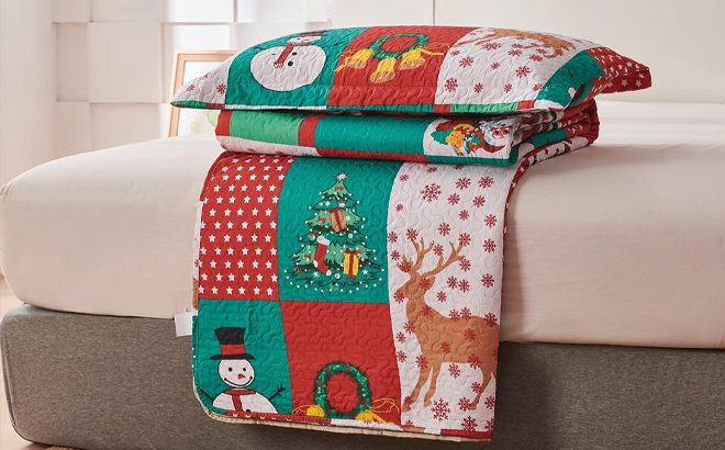 Smuge Christmas Bedspread 3 Piece Quilt Set