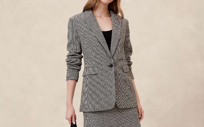 A Person Wearing a Banana Republic Factory Wool Blend Houndstooth Blazer