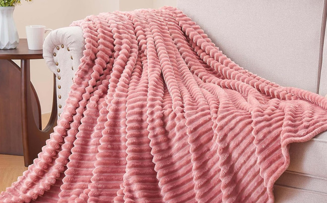 Fleece Throw Blanket in Pink