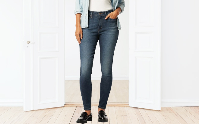 A person wearing a Levi Strauss Signature Womens Jeans