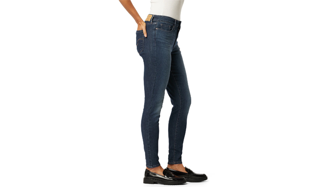 A person wearing a Levi Strauss Signature Womens Skinny Jeans